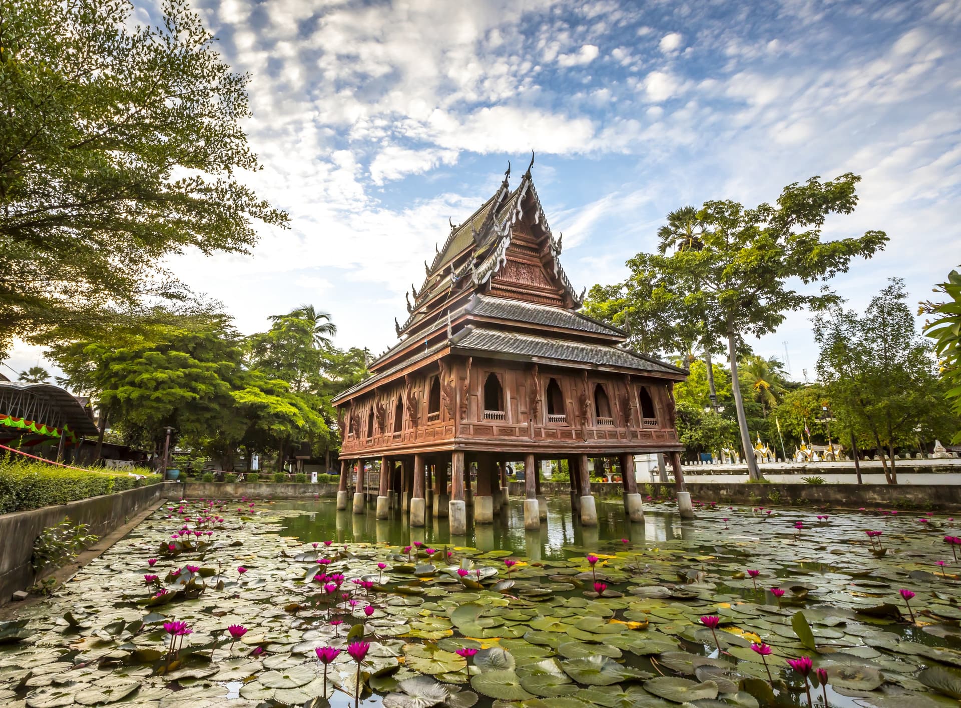 Wat Thung Si Mueang